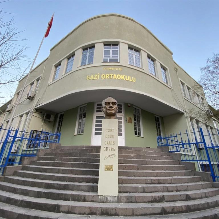 Alsancak Gazi Ortaokulu Tiyatro Salonu